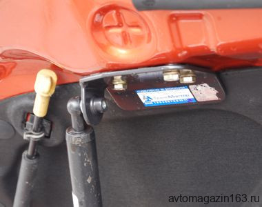 Упор капота KIA Rio 2 (2005-2011) (в сборе с кронштейном) ТехноМастер