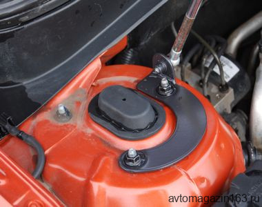 Упор капота KIA Rio 2 (2005-2011) (в сборе с кронштейном) ТехноМастер